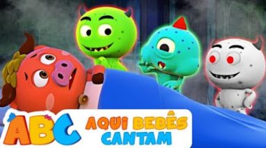 Galinha de bebê fofo dos desenhos animados